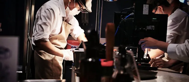 Chefs professionnels travaillant ensemble en cuisine lors d'une formation inter-entreprises